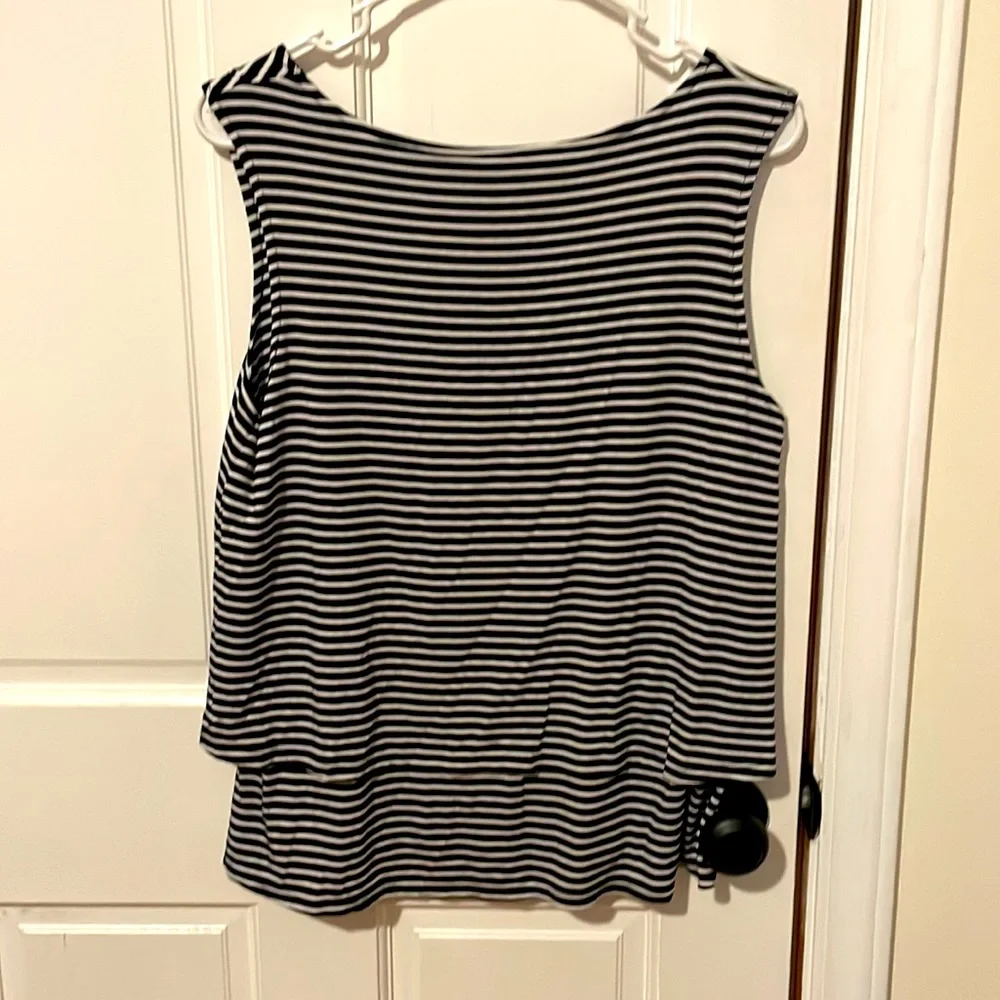 Tahari Top - Picture 2 of 3